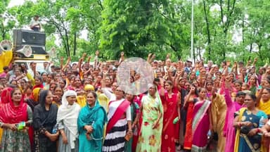 खलारी: एनके एरिया में इंटक द्वारा मधुकम कंपनी के खिलाफ धरना प्रदर्शन