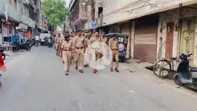 शाहजहांपुर: त्यौहारों को लेकर सतर्क हुई पुलिस, कोतवाली क्षेत्र में एसपी ने किया फ्लैग मार्च