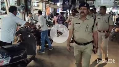 कटनी नगर: माधव नगर में ट्रैफिक व्यवस्था सुधारने के लिए टीआई अभिषेक चौबे के नेतृत्व में पैदल मार्च, पुलिस बल मौजूद