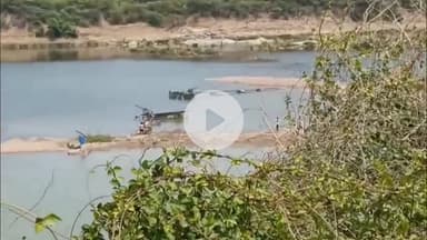 टेहरोली: टहरौली तहसील क्षेत्र में प्रतिबंधित लिफ्टर और पोकलैंड मशीनें लगाकर खनन माफिया नदी से बालू निकाल रहे हैं