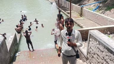 जनता बाजार प्रसिद्ध मंदिर बाबा ढोढ नाथ के परिसर में भीष्म गरमी के कारण झरने का आनन्द उठाते युवा