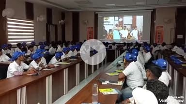 मिर्ज़ापुर: डब्ल्यूआईआईई के तत्वाधान में जलज डॉल्फिन सफारी द्वारा 125 नाविकों को जिला पंचायत सभागार में दिया गया प्रशिक्षण