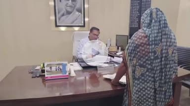 शाहजहांपुर: डीएम ने अपने कार्यालय में जनता दर्शन के दौरान मौजूद फरियादियों की फरियाद को सुना