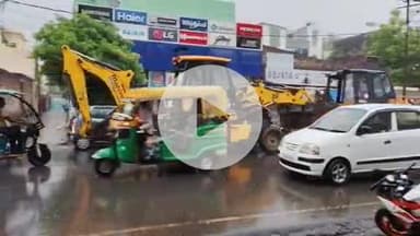 इटावा: सदर इलाके में भीषण गर्मी और उमस से बेहाल आम जनमानस एवं बेजुबान पशु-पक्षियों को देर शाम शुरू हुई बारिश ने पहुंचाई राहत