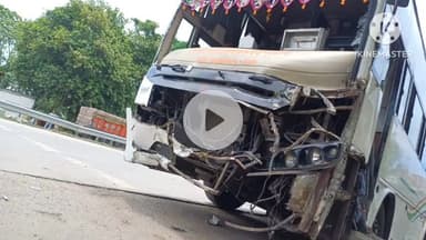 नवादा: नवादा में बस और टेलर की जोरदार टक्कर, दोनों वाहनों के उड़े परखच्चे, लोग बाल-बाल बचे