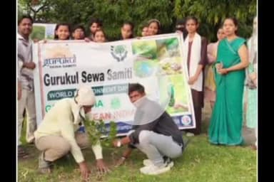 बलरामपुर: गुरुकुल सेवा समिति के सदस्यों ने एक पेड़ मां के नाम अभियान पर किया पौधरोपण, उद्देश्य पर्यावरण को प्रदूषण से मुक्त रखना