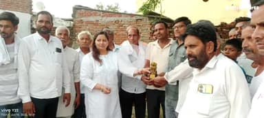 बीसलपुर के गांव पुरैना के छात्र मानेंद्र गंगवार ने नीट परीक्षा में लहराया परचम सपा नेत्री दिव्या गंगवार ने किया सम्मानित