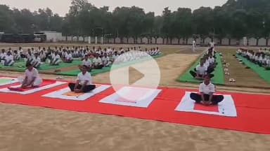 शाहजहांपुर: पुलिस लाइन में योग सप्ताह के तहत पुलिस कर्मियों को कराया गया योगाभ्यास