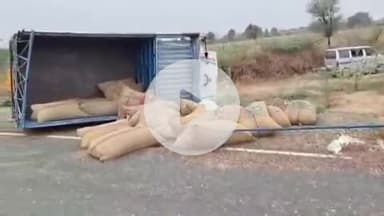 मारवाड़ जंक्शन: मारवाड़ जंक्शन खारची रेलवे फाटक के पास खतरनाक मोड़ पर पिकअप वाहन पलटा, चालक सहित दो घायल