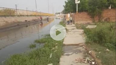 इटावा: आईटीआई चौराहे के पास भगवान अड्डा मोहल्ले में सर्विस रोड पर जलभराव की समस्या से स्थानीय लोग और राहगीर परेशान #jansamasya