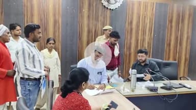 बडोनी: न्यू कलेक्ट्रेट कार्यालय में जनसुनवाई का हो रहा आयोजन, प्रभारी कलेक्टर व अपर कलेक्टर कर रहे आवेदनों पर सुनवाई