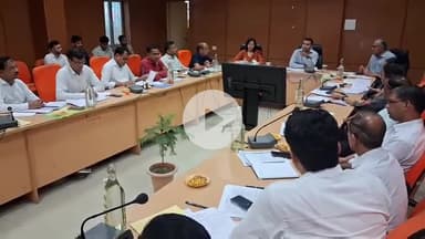 चूरू: जिला परिषद सभागार में जिला कलक्टर ने राजस्व अधिकारियों की बैठक ली, दिए निर्देश