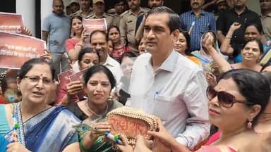 मथुरा: बांके बिहारी कॉरिडोर निर्माण की आधारशिला लेकर महिलाएं डीएम कार्यालय पहुंची, कॉरिडोर का समर्थन किया