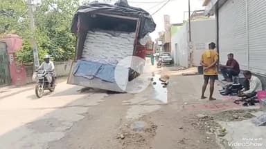 मिर्ज़ापुर: राजकीय उद्यान लालडिग्गी के सामने ट्रक धंसा, अमृत योजना के कारण क्षेत्र में कई स्थानों पर सड़कें धंसी