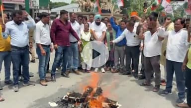 देहरादून: काग्रेसियों ने किशन नगर चौक पर भाजपा प्रदेश प्रभारी दुष्यंत कुमार गौतम का पुतला फूंका