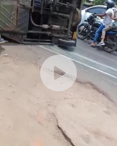 कानपुर: टाटमिल चौराहे के पास CoD पुल के नीचे ऑटो और टेंपो में हुई टक्कर, सवारियां हुईं घायल