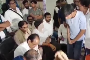 कांके: कांग्रेस भवन में जनता दरबार का हुआ आयोजन, स्वास्थ्य मंत्री इरफान अंसारी ने सुनीं लोगों की समस्याएं