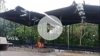 लाडपुरा: उद्योग नगर के मुक्तिधाम में तेज बारिश में शवों का अंतिम संस्कार बड़ी मुश्किल से हो रहा, पार्षद ने दिया ज्ञापन