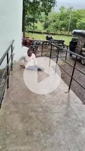 जावळी: मेढा पोलीस ठाण्यातच दिव्यांग बांधवांचा निषेध, नोटीस बजावणाऱ्या अधिकाऱ्यावर कारवाई करण्याची मागणी