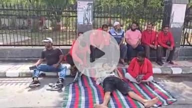 झांसी: रेलवे हॉस्पिटल में कुली को भर्ती करने से डॉक्टरों ने किया मना, दर्जनों कुली हॉस्पिटल के बाहर धरने पर बैठे