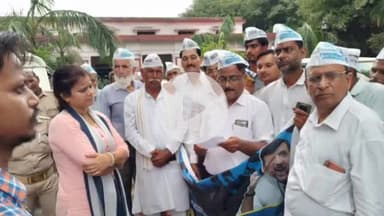 शाहजहांपुर: आम आदमी पार्टी के कार्यकर्ताओं ने बिजली कटौती को लेकर किया प्रदर्शन, कलेक्ट्रेट में जिला प्रशासन को दिया ज्ञापन