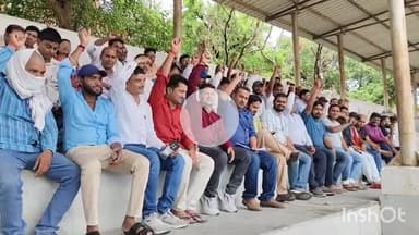 जमुई: श्री कृष्णा सिंह स्टेडियम के मैदान में आवास सहायकों ने वेतन की मांग को लेकर की बैठक, जताया विरोध