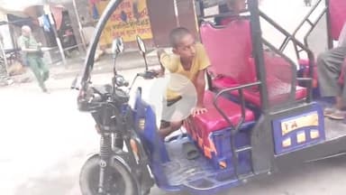 राजवंशी नगर से बाबा चौक के बीच नाबालिग चला रहे धडल्ले से ई-रिक्शा! #patelnagarpatna #underage #auto #traffic police