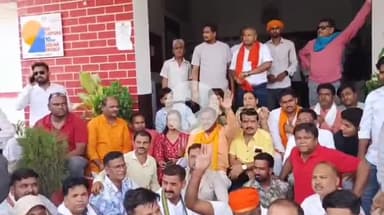 झांसी: कोतवाली थाने में विवाह घर संचालक के खिलाफ मुकदमा दर्ज कराने गए भाजपा पार्षदों ने किया धरना प्रदर्शन