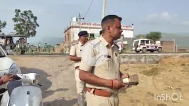 जमुई: पूर्णा खैरा में चोरी करने पहुंचे दो चोरों को ग्रामीणों ने पकड़ा, बिजली पोल में बांधकर पीटा; वीडियो हुआ वायरल