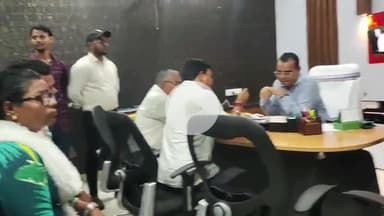 गिरिडीह: स्वास्थ्य विभाग के कर्मियों ने विभिन्न मांगों को लेकर सिविल सर्जन कार्यालय में दी कार्य बहिष्कार की चेतावनी