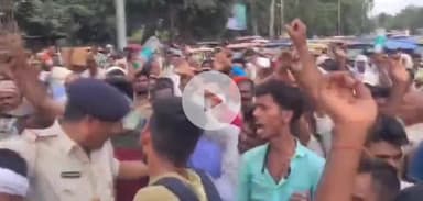 पटना ग्रामीण: जेपी गोलंबर पर चौकीदार-दफादार और अभ्यर्थियों का प्रदर्शन, पुलिस ने बैरिकेडिंग लगाकर रोका