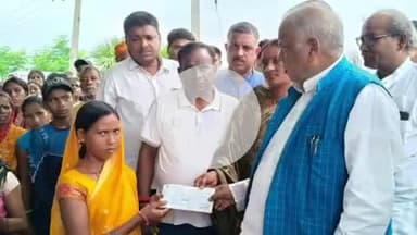 राजगीर: डिल्लू बिगहा गांव में मंत्री श्रवण कुमार ने दुर्घटना में मृतक के परिजन को मुआवजा चेक सौंपा