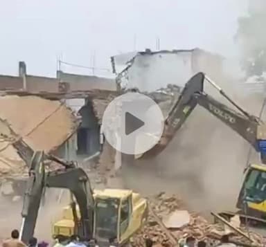 राजातालाब: रोहनिया से मोहनसराय मार्ग पर चला प्रशासन का बुलडोजर, अतिक्रमण को किया गया ध्वस्त