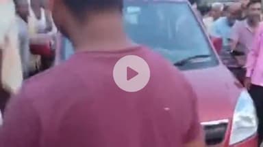 पूरनपुर: गांव गढ़ा कला में लापरवाही से गाड़ी चला रहा था सिपाही, नाराज़ ग्रामीणों ने सिपाही की कार को घेरा; वीडियो वायरल