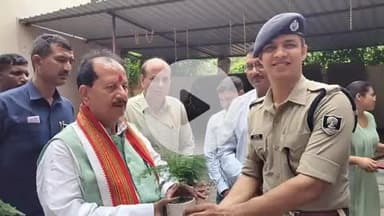 गोपालगंज: डिप्टी सीएम विजय सिन्हा पहुंचे गोपालगंज, डीएम व एसपी ने किया स्वागत