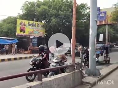 बरेली: बारादरी थाना क्षेत्र के ईट पजाए चौराहे के पास दो युवकों ने बीच सड़क पर फैलाई अराजकता, की कार पर पत्थरबाजी