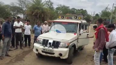 बीना: ग्राम देहरी अंडर ब्रिज के नीचे कार व बाइक की टक्कर, विवाद में छुरी लगने से कार सवार घायल, मामला दर्ज