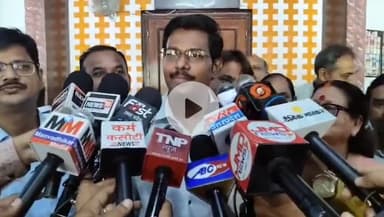 कानपुर: नगर निगम परिसर में मंडल आयुक्त, महापौर और जेसीपी ने ई-रिक्शा चालकों के लिए क्यूआर कोड का किया वितरण