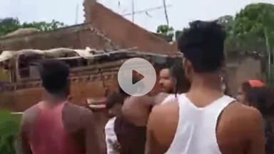 फरेंदा: ग्राम मेहनवां में खेत में धान के बीज चरने को लेकर भिड़े दो पक्ष, मारपीट का वीडियो हुआ वायरल