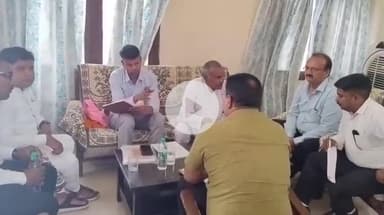 शाहजहांपुर: शाहजहांपुर पहुंचे अनुसूचित जाति/अनुसूचित जनजाति आयोग के सदस्य रमेश चंद्र ने अधिकारियों के साथ की बैठक