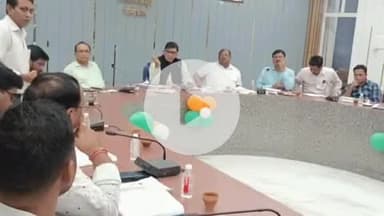 पीलीभीत: गांधी सभागार में किसान दिवस पर डीएम ने सुनी किसानों की समस्याएं, खाद की उपलब्धता का मुद्दा उठाया