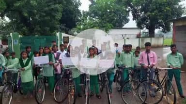 गुमला: खराब मौसम के बावजूद जिले के विभिन्न स्थानों पर बच्चों ने साइकिल रैली निकालकर दिया नशा उन्मूलन का संदेश