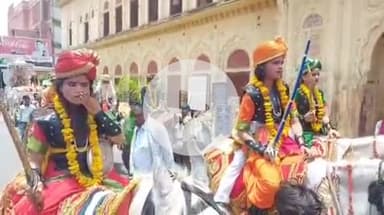 झांसी: वीरांगना महारानी लक्ष्मीबाई के बलिदान दिवस पर महानगर में भव्य शोभायात्रा निकली, विधायक ने कहा- रानी के शौर्य से लें प्रेरणा