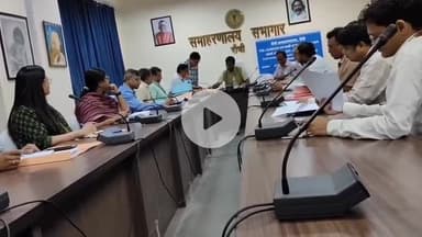 कांके: समाहरणालय में उपायुक्त की अध्यक्षता में रांची जिले में चल रही योजनाओं की प्रगति की समीक्षा बैठक