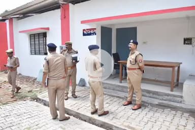 उरई: उरई पुलिस लाइन पहुंचे पुलिस उपमहानिरीक्षक झांसी के केशव कुमार चौधरी ने आरक्षियों के लिए प्रशिक्षण सेंटर का लिया जायजा