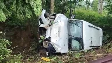 हज़ारीबाग: केरेडारी में बड़ा हादसा टला, स्कॉर्पियो बिजली के खंभे से टकराई, चालक सुरक्षित