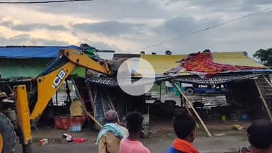 सुल्तानगंज: नमामि गंगे घाट पर अतिक्रमण कर बनाई गई अस्थाई दुकानों पर जिला प्रशासन का बुलडोजर चला