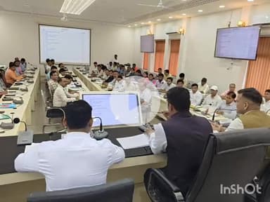 बेगूसराय: कारगिल भवन में मुंगेर कमिश्नर की अध्यक्षता में विभिन्न विभागों की हुई समीक्षा, दिए कई निर्देश