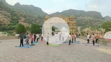 पचपदरा: जिला प्रशासन के निर्देशानुसार 'नियमित योग बनाए निरोग' संदेश के साथ नाकोड़ा में योगा पूर्वाभ्यास जारी