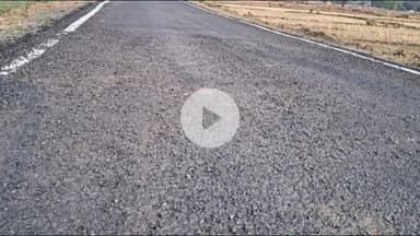 कुटुंबा: बनने के साथ ही उखरकर बिखरने लगी सड़क पर बिछाई गई गिटिंया, अनियमितता से आक्रोश, नई सड़क की बदहाली देख भड़के एसई